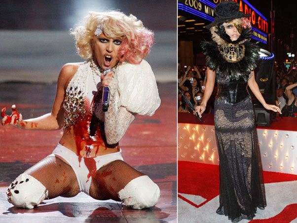 Lady gaga roupas musicas Modelos Açogueira (esq.) e depenei um urubu (dir.)