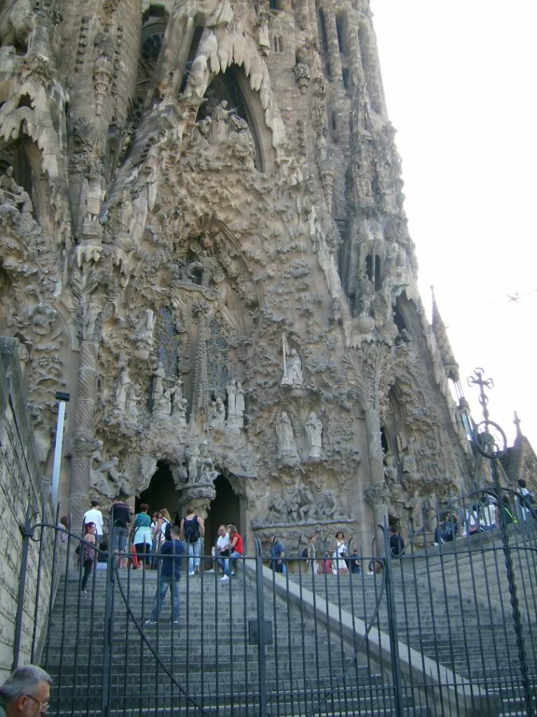 La Sagrada familia side entrance