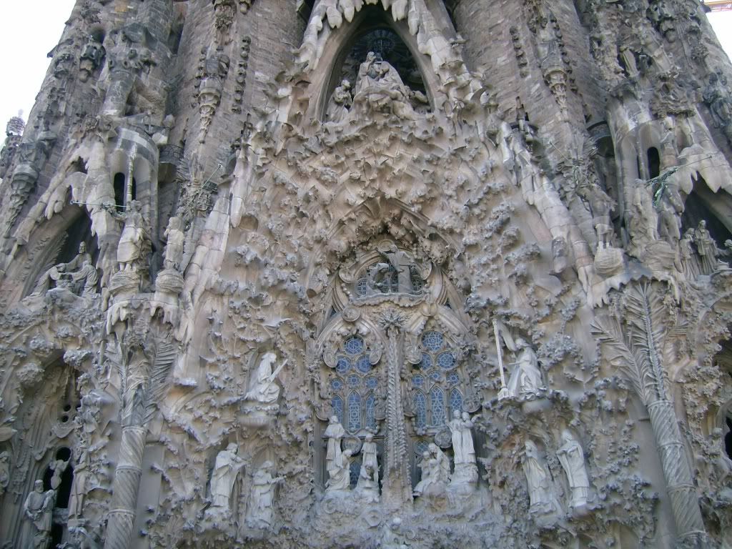 La Sagrada familia side entrance, gaudi architecture