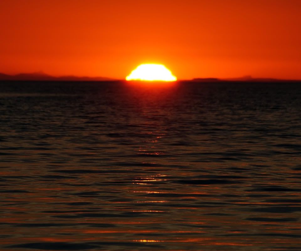 Nature_Sundown_A_large_sun_at_sunse.jpg